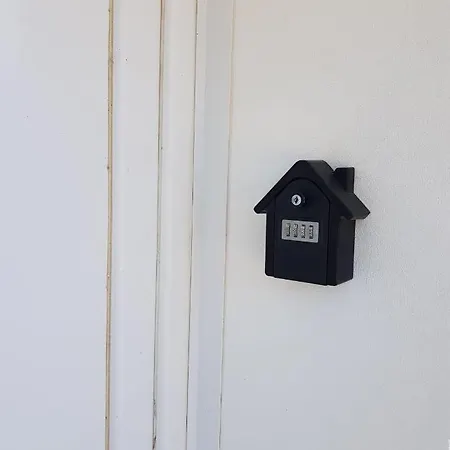 03 - Joli Studio Traversant Situe Au Rdc Avec 2 Lits, Tout Equipe Pour 1, 2 Ou 3 Personnes Maximum, Entree Independante Donnant Sur Parking Dont Une Place Est Reservee Devant La Porte, Grand Fourgon Possible Et Petit Jardin Sur L'Arriere Comme Une Ma Razac-sur-l'Isle Exterior photo