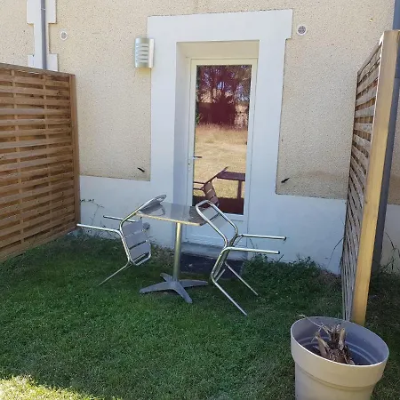 03 - Joli Studio Traversant Situe Au Rdc Avec 2 Lits, Tout Equipe Pour 1, 2 Ou 3 Personnes Maximum, Entree Independante Donnant Sur Parking Dont Une Place Est Reservee Devant La Porte, Grand Fourgon Possible Et Petit Jardin Sur L'Arriere Comme Une Ma Razac-sur-l'Isle Exterior photo
