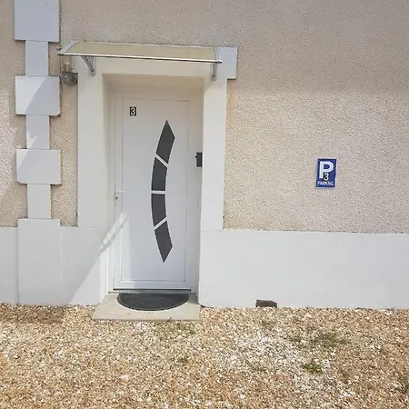 03 - Joli Studio Traversant Situe Au Rdc Avec 2 Lits, Tout Equipe Pour 1, 2 Ou 3 Personnes Maximum, Entree Independante Donnant Sur Parking Dont Une Place Est Reservee Devant La Porte, Grand Fourgon Possible Et Petit Jardin Sur L'Arriere Comme Une Ma Razac-sur-l'Isle Exterior photo