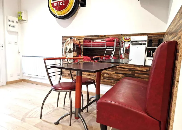 03 - Joli Studio Traversant Situe Au Rdc Avec 2 Lits, Tout Equipe Pour 1, 2 Ou 3 Personnes Maximum, Entree Independante Donnant Sur Parking Dont Une Place Est Reservee Devant La Porte, Grand Fourgon Possible Et Petit Jardin Sur L\'Arriere Comme Une Ma
