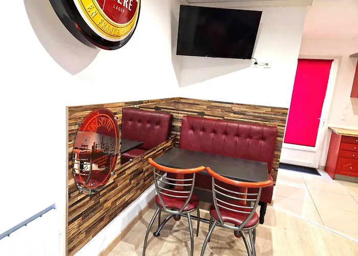 03 - Joli Studio Traversant Situe Au Rdc Avec 2 Lits, Tout Equipe Pour 1, 2 Ou 3 Personnes Maximum, Entree Independante Donnant Sur Parking Dont Une Place Est Reservee Devant La Porte, Grand Fourgon Possible Et Petit Jardin Sur L\'Arriere Comme Une Ma