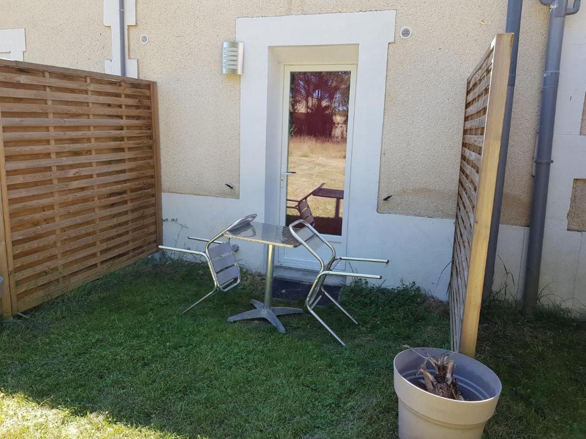 03 - Joli Traversant Situe Au Rdc Avec 2 Lits, Equipe Pour 1, 2 Ou 3 Personnes Maximum, Entree Independante Donnant Sur Parking Dont Place Est Reservee Devant La Porte, Grand Fourgon Possible Et Petit Jardin Sur L'arriere Comme Ma Razac-sur-l'Isle