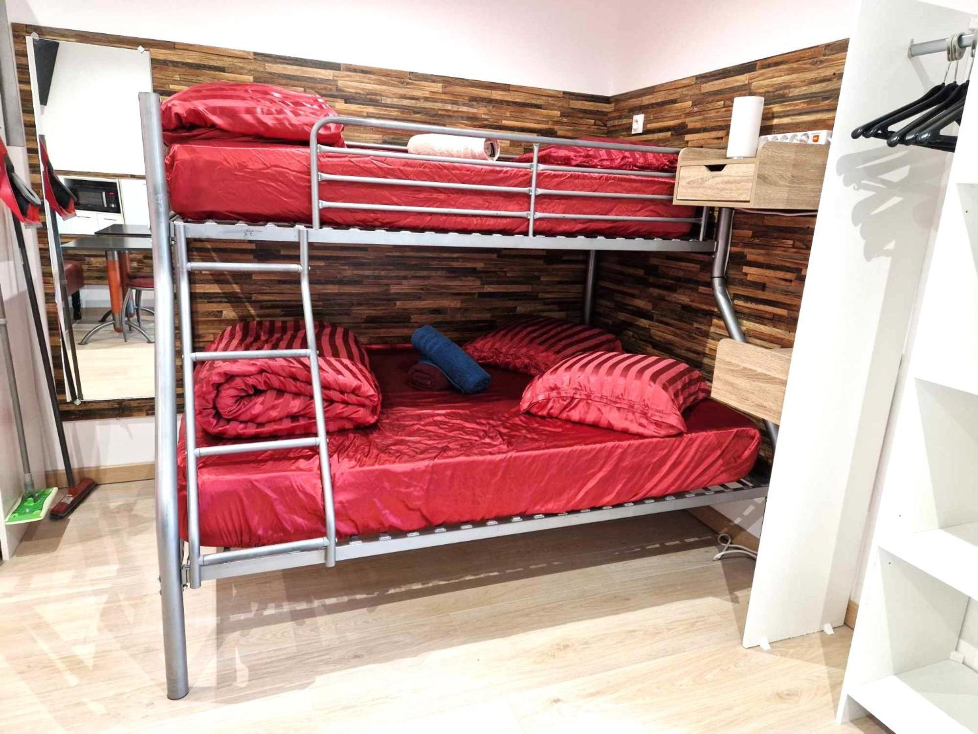 Apartamento 03 - Joli Traversant Situe Au Rdc Avec 2 Lits, Equipe Pour 1, 2 Ou 3 Personnes Maximum, Entree Independante Donnant Sur Parking Dont Place Est Reservee Devant La Porte, Grand Fourgon Possible Et Petit Jardin Sur L'arriere Comme Ma *