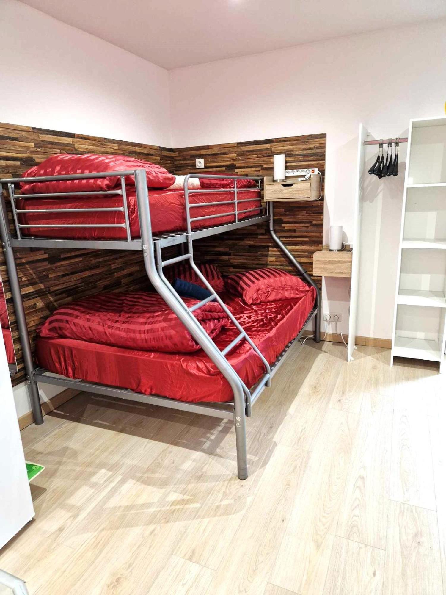 03 - Joli Traversant Situe Au Rdc Avec 2 Lits, Equipe Pour 1, 2 Ou 3 Personnes Maximum, Entree Independante Donnant Sur Parking Dont Place Est Reservee Devant La Porte, Grand Fourgon Possible Et Petit Jardin Sur L'arriere Comme Ma Apartamento Razac-sur-lʼIsle