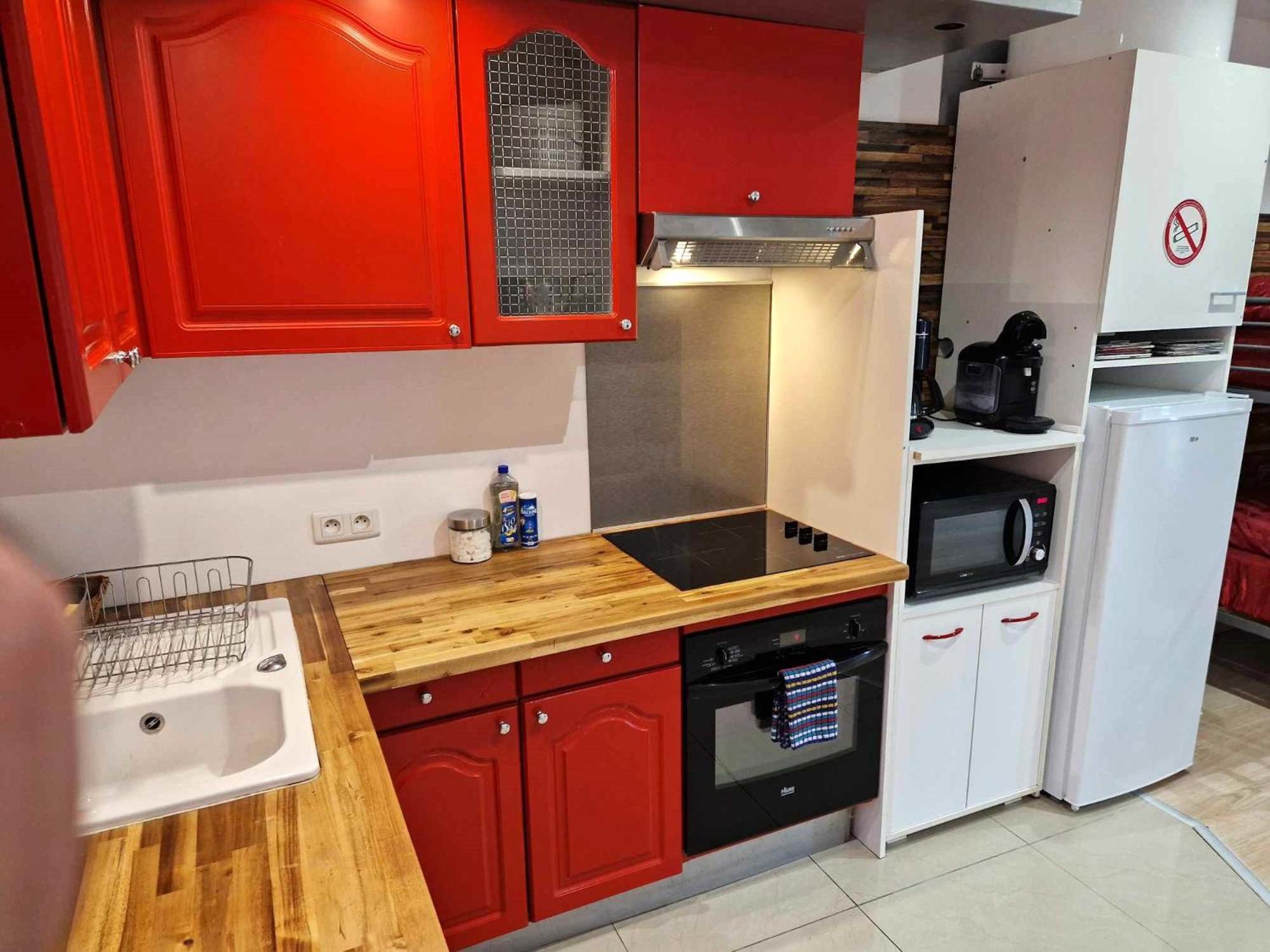 03 - Joli Traversant Situe Au Rdc Avec 2 Lits, Equipe Pour 1, 2 Ou 3 Personnes Maximum, Entree Independante Donnant Sur Parking Dont Place Est Reservee Devant La Porte, Grand Fourgon Possible Et Petit Jardin Sur L'arriere Comme Ma