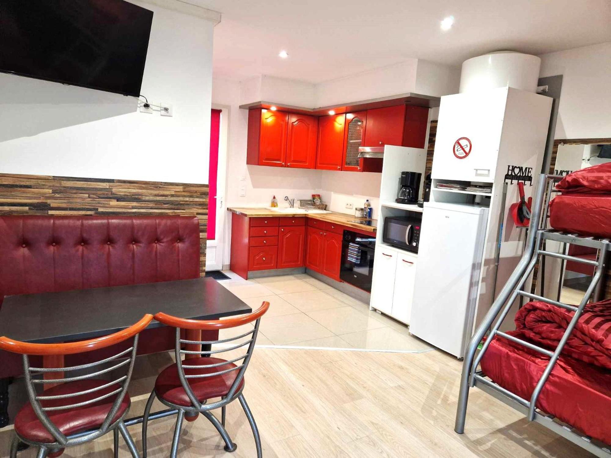 Apartment 03 - Joli Traversant Situe Au Rdc Avec 2 Lits, Equipe Pour 1, 2 Ou 3 Personnes Maximum, Entree Independante Donnant Sur Parking Dont Place Est Reservee Devant La Porte, Grand Fourgon Possible Et Petit Jardin Sur L'arriere Comme Ma