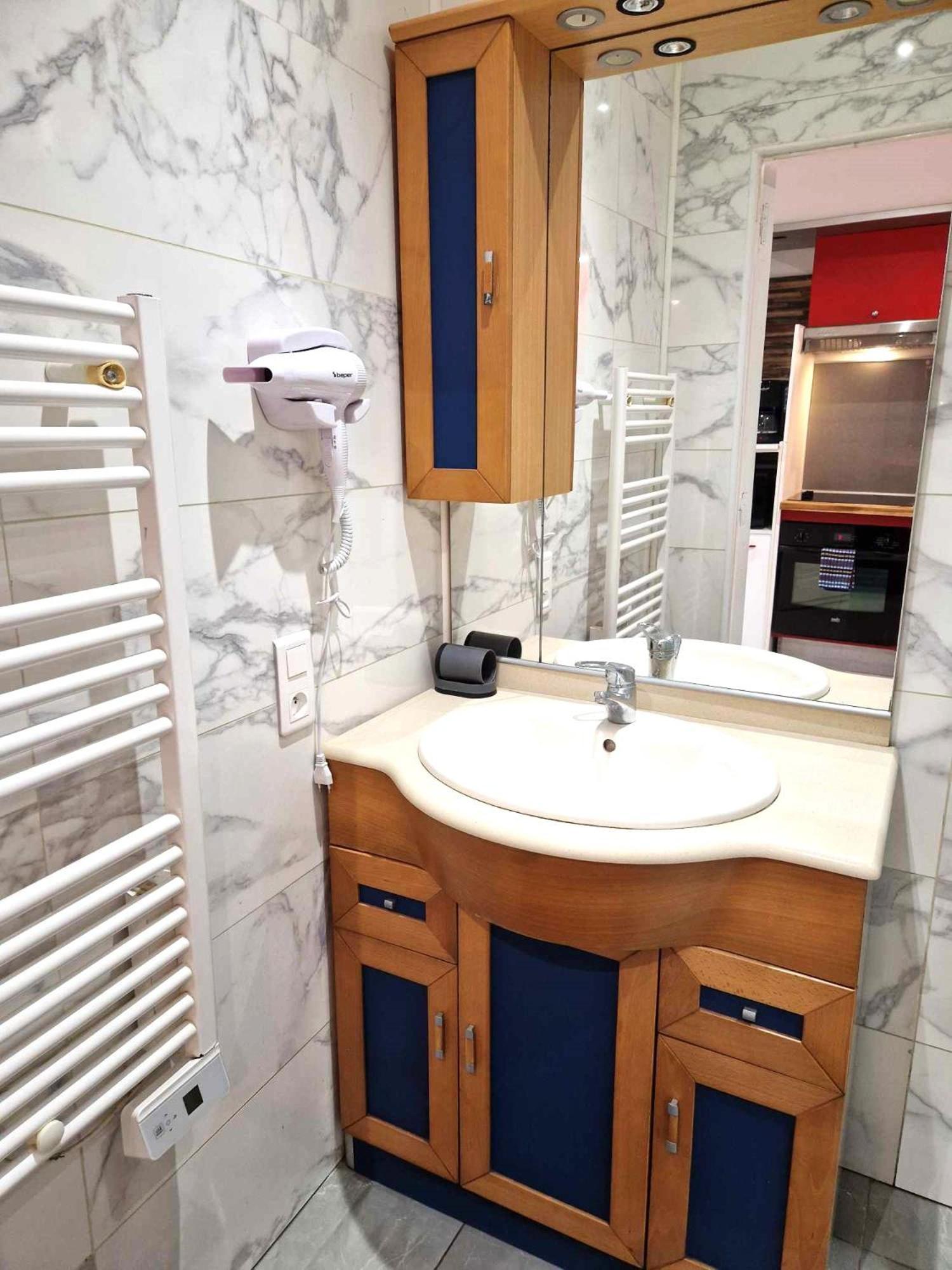 Apartment 03 - Joli Traversant Situe Au Rdc Avec 2 Lits, Equipe Pour 1, 2 Ou 3 Personnes Maximum, Entree Independante Donnant Sur Parking Dont Place Est Reservee Devant La Porte, Grand Fourgon Possible Et Petit Jardin Sur L'arriere Comme Ma *