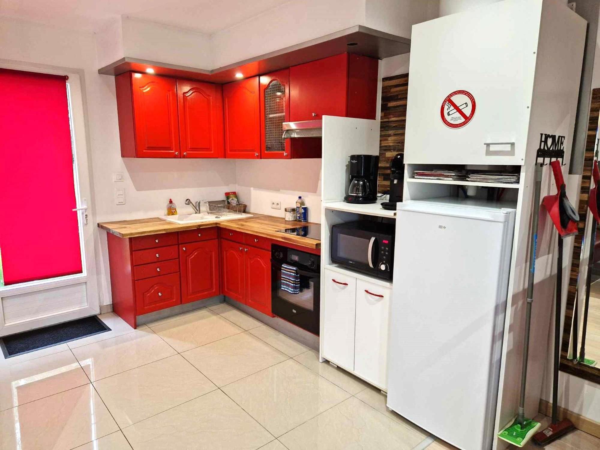 03 - Joli Traversant Situe Au Rdc Avec 2 Lits, Equipe Pour 1, 2 Ou 3 Personnes Maximum, Entree Independante Donnant Sur Parking Dont Place Est Reservee Devant La Porte, Grand Fourgon Possible Et Petit Jardin Sur L'arriere Comme Ma