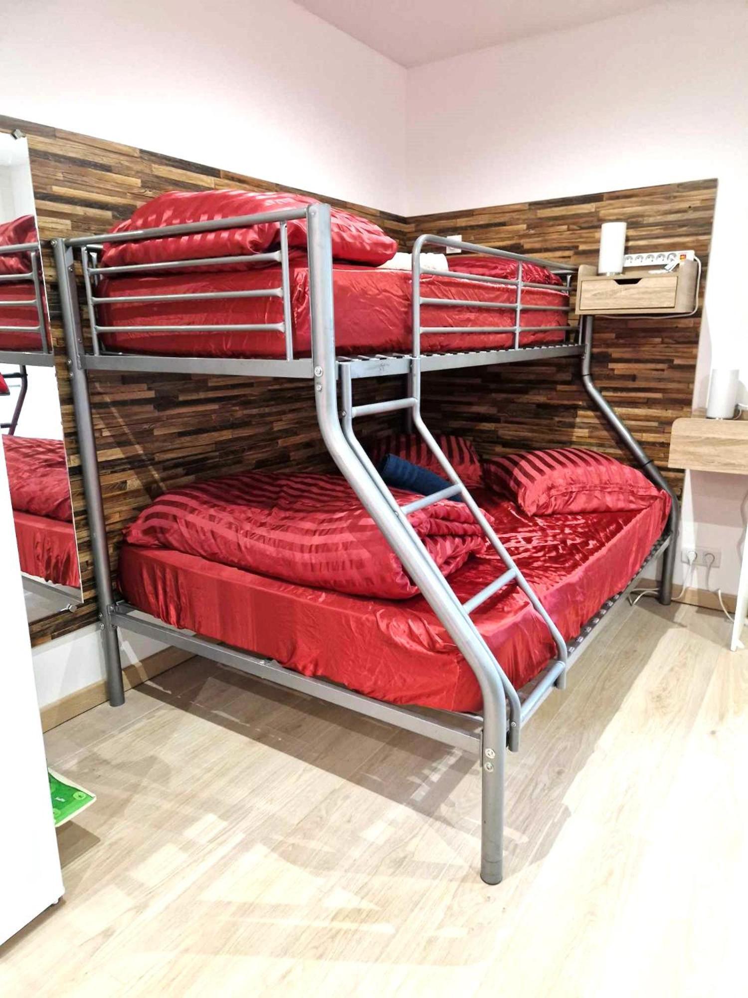 Apartment 03 - Joli Traversant Situe Au Rdc Avec 2 Lits, Equipe Pour 1, 2 Ou 3 Personnes Maximum, Entree Independante Donnant Sur Parking Dont Place Est Reservee Devant La Porte, Grand Fourgon Possible Et Petit Jardin Sur L'arriere Comme Ma *