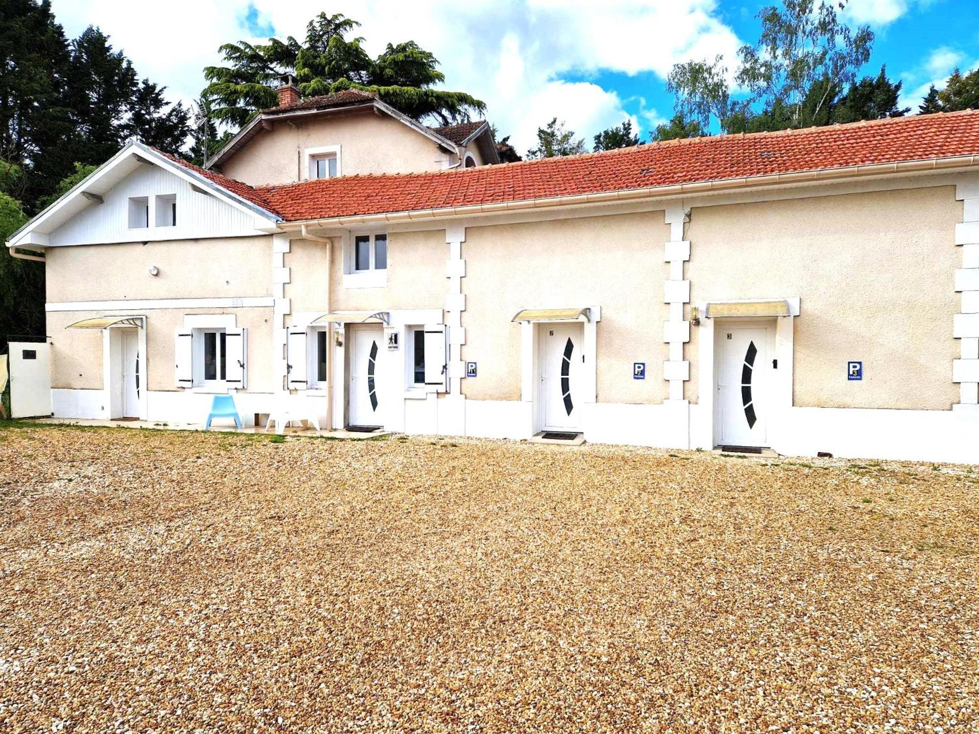 03 - Joli Traversant Situe Au Rdc Avec 2 Lits, Equipe Pour 1, 2 Ou 3 Personnes Maximum, Entree Independante Donnant Sur Parking Dont Place Est Reservee Devant La Porte, Grand Fourgon Possible Et Petit Jardin Sur L'arriere Comme Ma Apartment